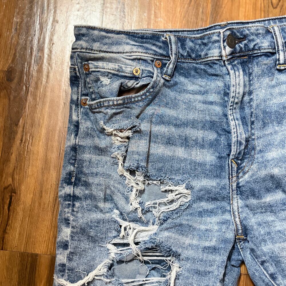 American Eagle Mens AirFlex Heavily Distressed Denim Light Wash Shorts - Picture 3 of 8